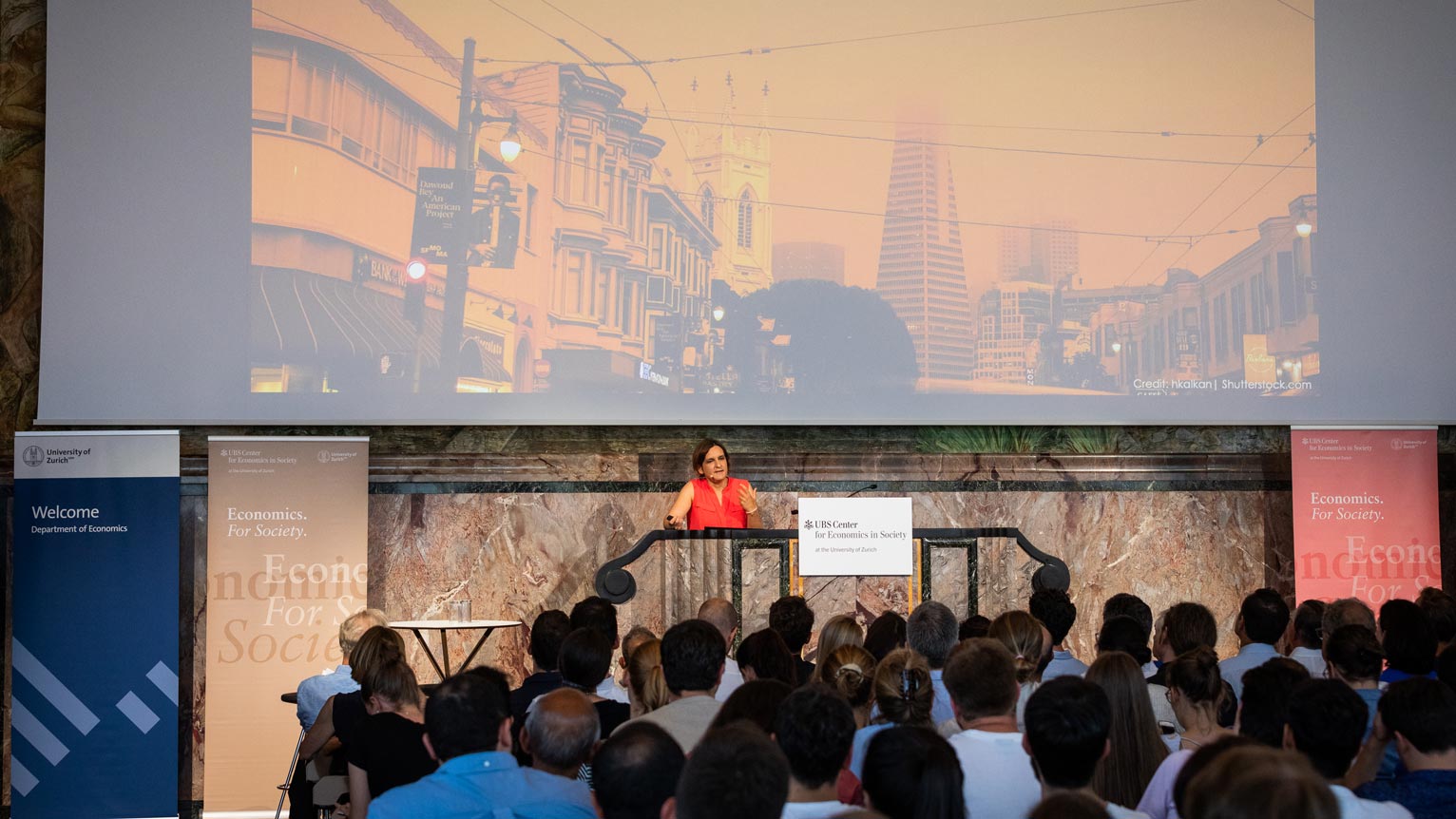 Development economist Esther Duflo is the second woman to win the Nobel Prize in Economics - in 2019, along with her future husband Abhijit Banerjee and US economist Michael Kremer. Duflo and Banerjee had founded a laboratory for research on poverty, the Poverty Action Lab, at the Massachusetts Institute of Technology in 2003. The two development economists, who conduct research together and have two children, specialize in field studies. They want to find out which methods for fighting poverty actually work. The interview with Esther Duflo took place at an event organized by the UBS Center for Economics in Society at the University of Zurich. (ms)